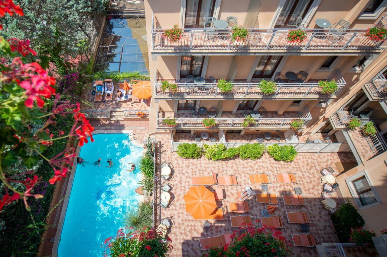 Quarto com Cama de Casal ou 2 de Solteiro com Vista da Piscina