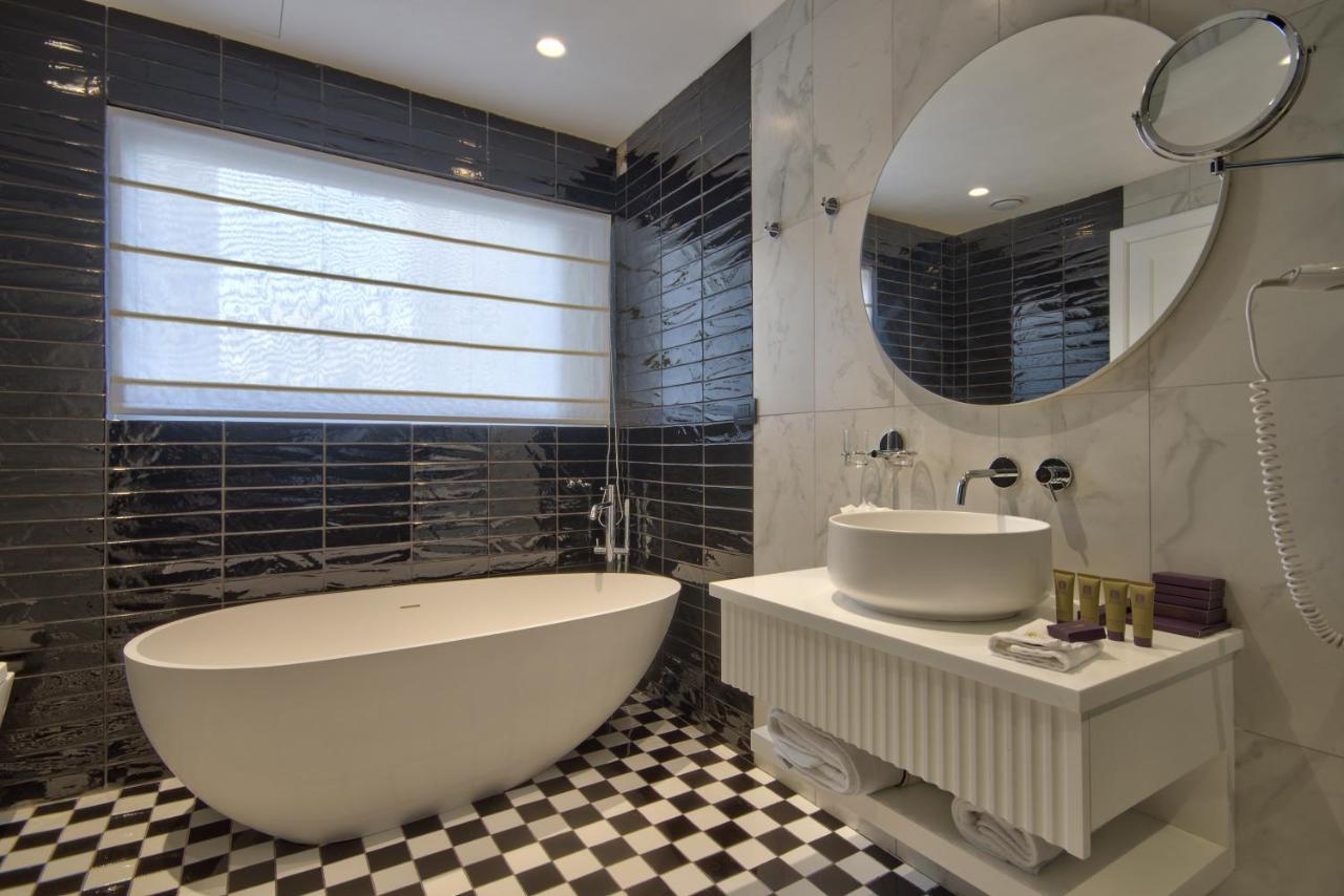 Executive Suite Kitchenette & Outdoor Spa Bath,927403960:JPEG