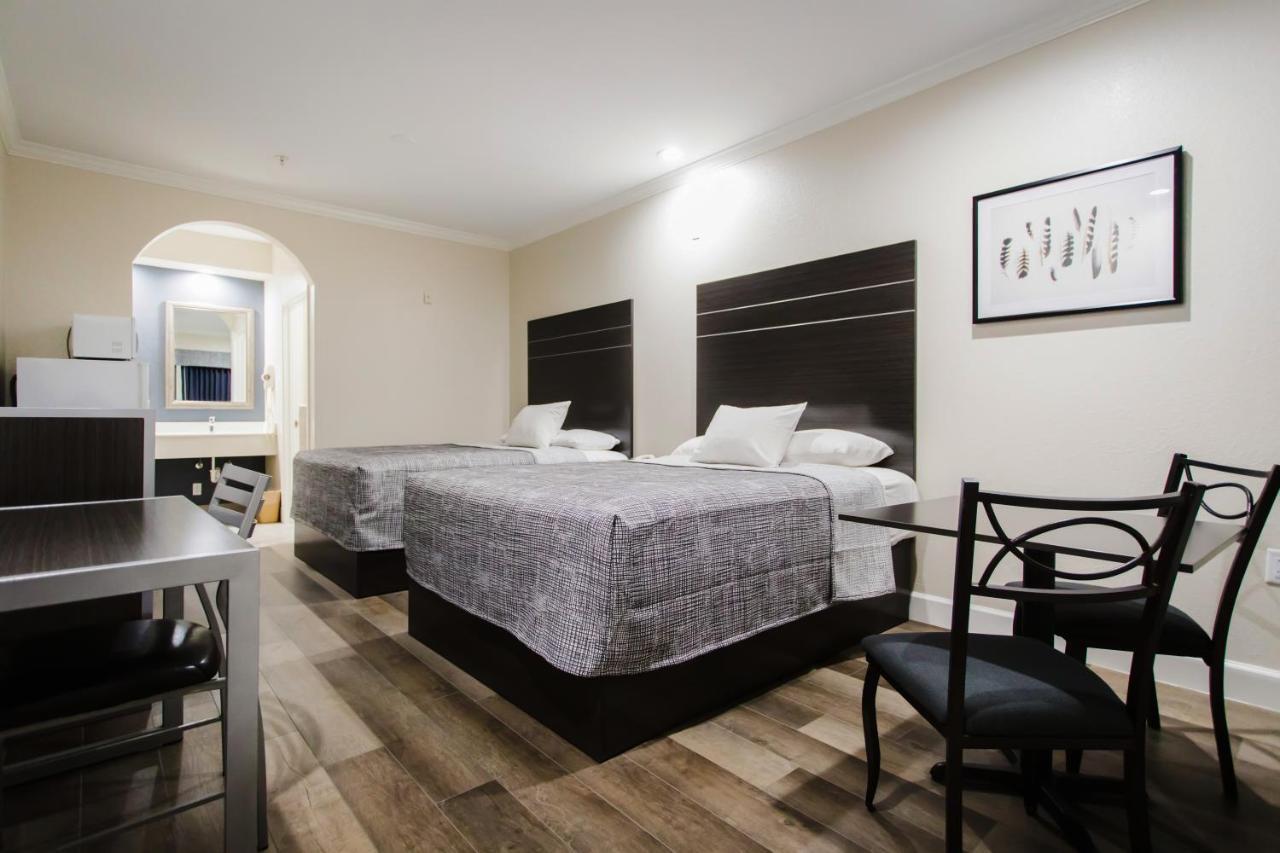 Queen Room with Two Queen Beds,944854216:JPEG