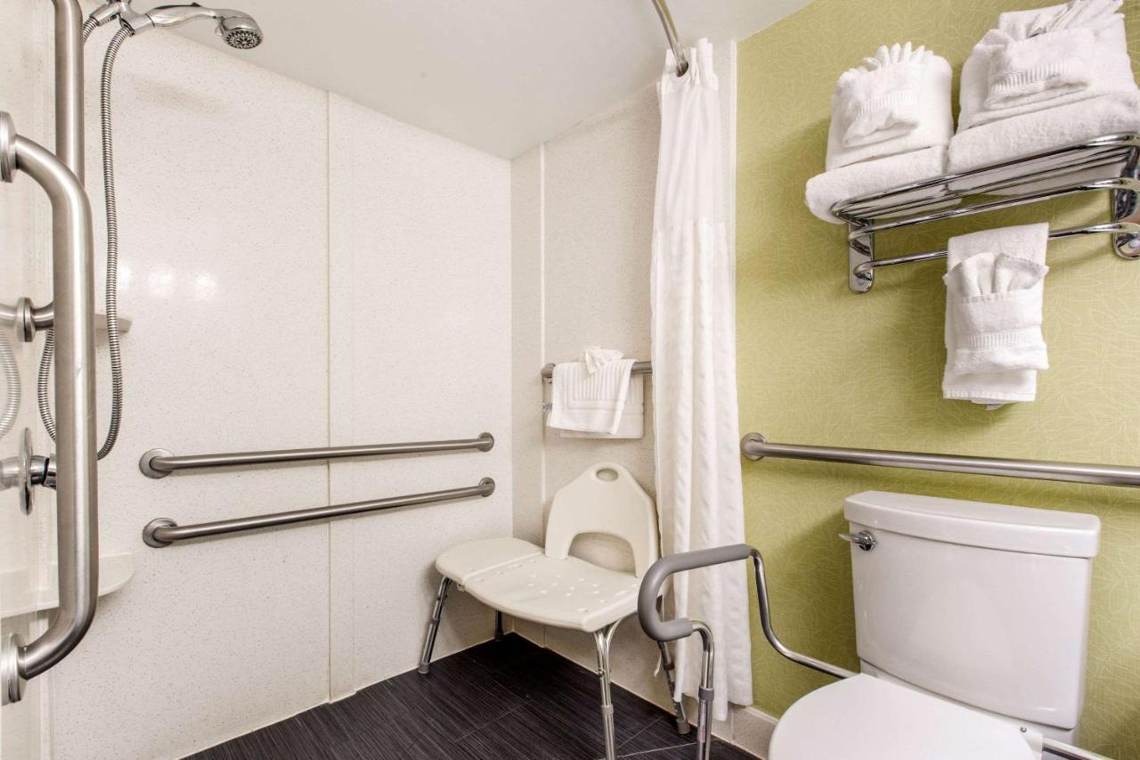King Suite with Accessible Roll-In Shower - Non-Smoking,743171662:JPEG