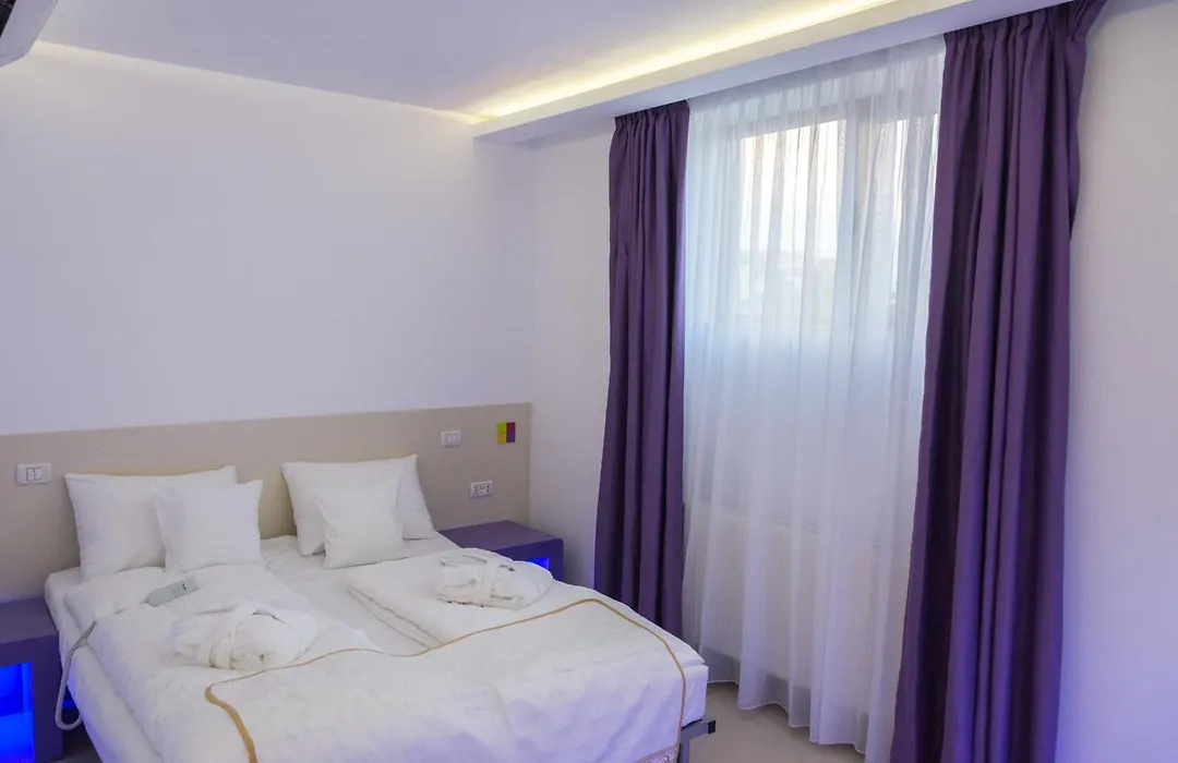 Hotel Christina Plus-1