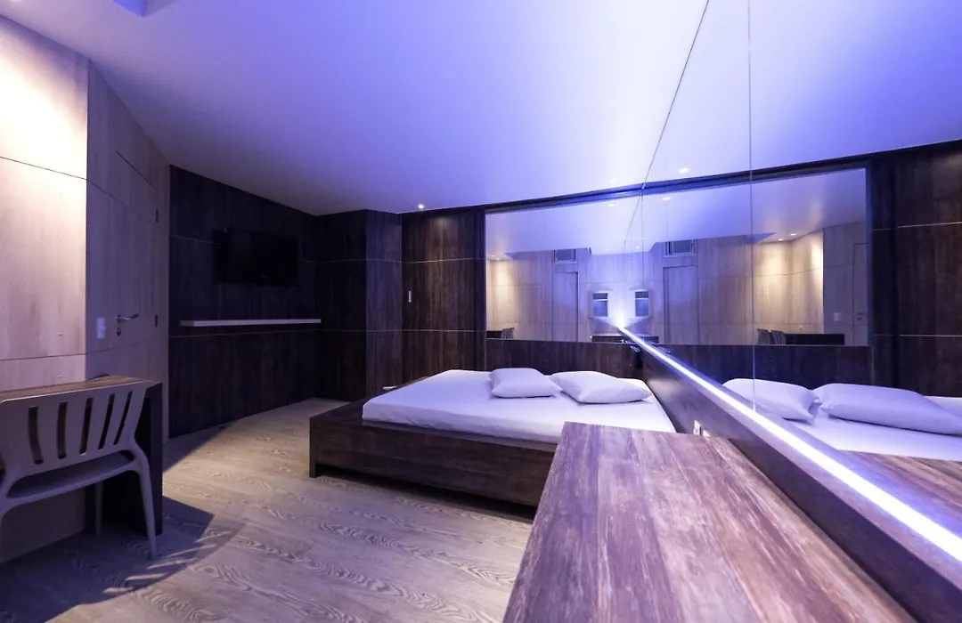 Snob Motel (Adults Only)-1