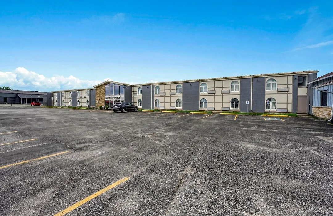Travelodge By Wyndham Sarnia-1