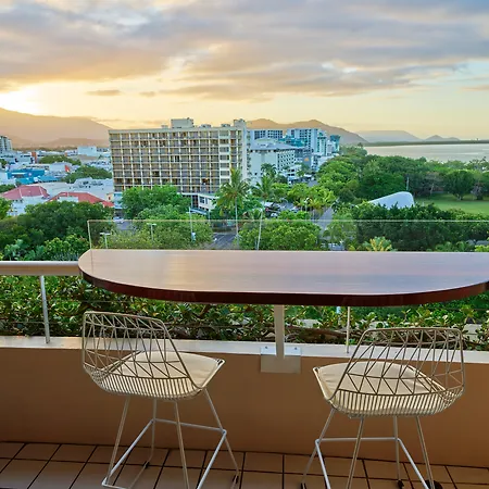 Hilton Cairns-3
