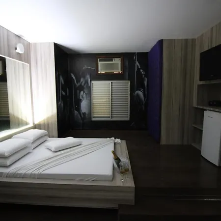 Snob Motel (Adults Only)-2