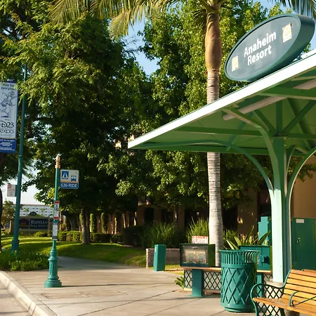 Best Western Plus Raffles Inn & Suites-2