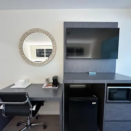 Ramada By Wyndham Anaheim Convention Center-3