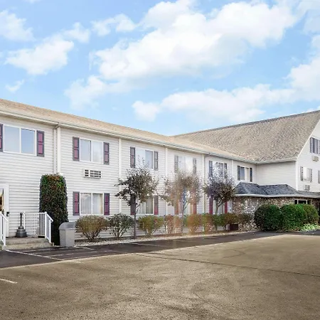 Super 8 By Wyndham St. Ignace-2