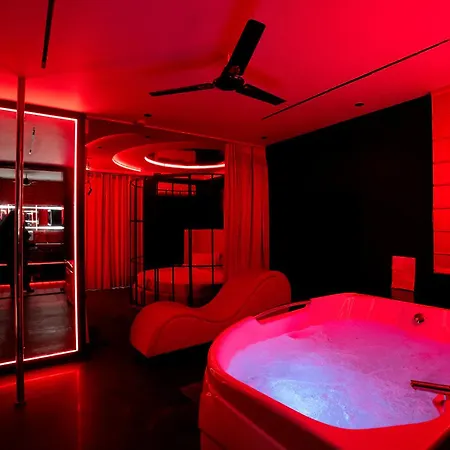 Orsom Stays Sassy Jacuzzi Rooms - Sector 42 Gurgaon-3