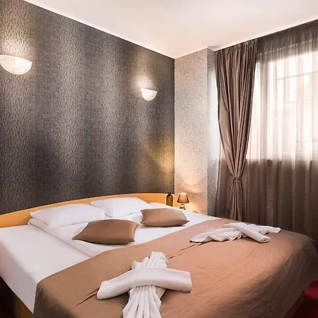 Hotel Central Point-3