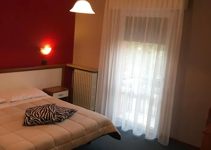 Cheap hotel: Hotel Cortina