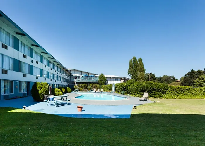 Howard Johnson By Wyndham Nanaimo Harbourside