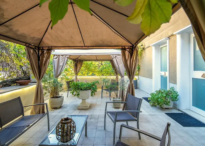 Garden House - Luxury Guest House - Self Check-In Only