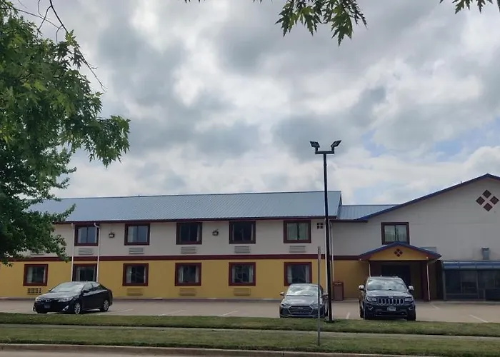 Super 8 By Wyndham Champaign