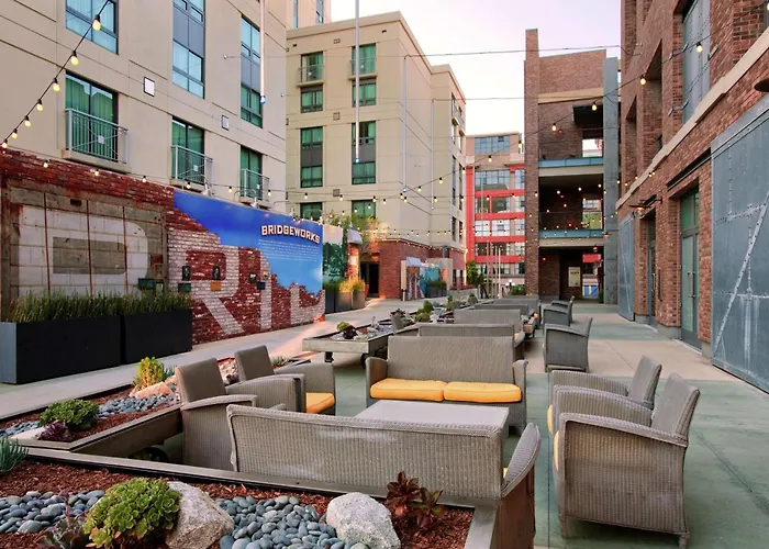 Hotel with pool: Hilton San Diego Gaslamp Quarter