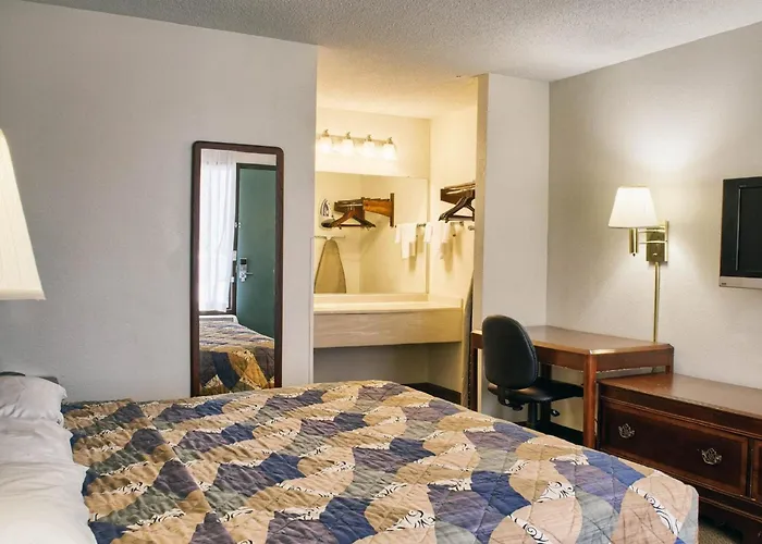 Pet Friendly hotel: Rodeway Inn Richmond West End