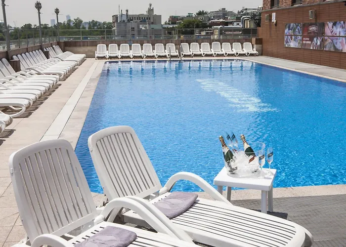 Hotels with pool Hamilton