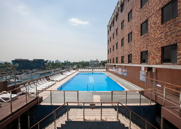 Hotels with pool Hamilton
