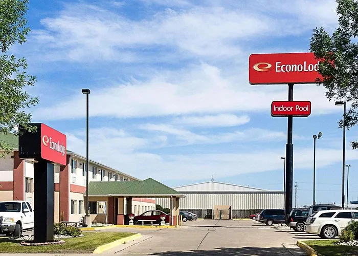Hotel near College: Econo Lodge Fargo - West Acres