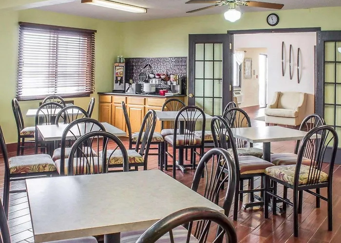 Cheap hotel: Econo Lodge Ames