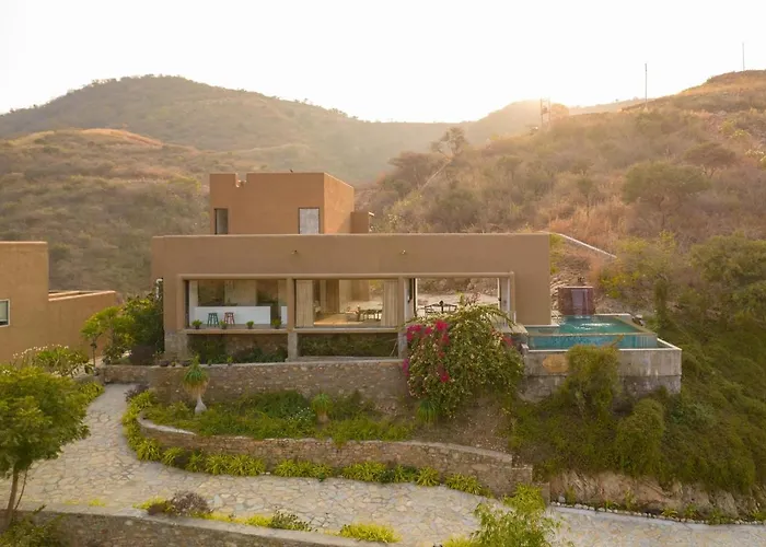 Vacation home: Stayvista'S Sage Scenery - Mountain-View Villa With Infinity Pool & Terrace
