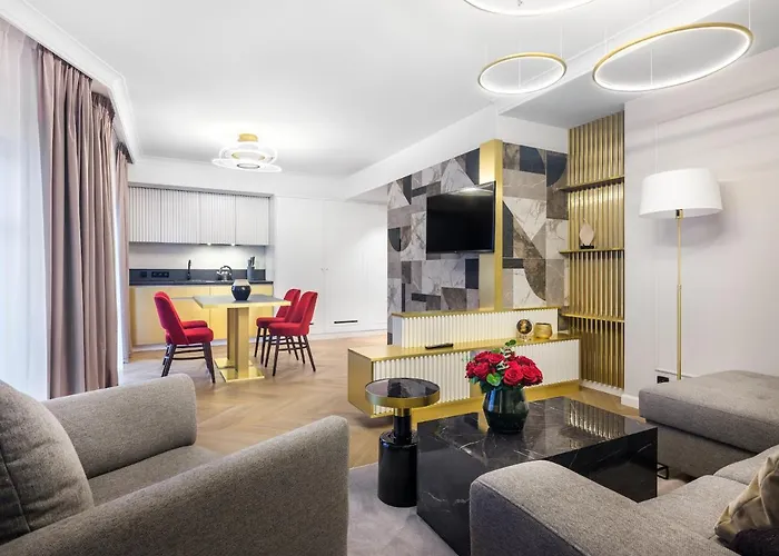Golden Queen Deluxe Jacuzzi Apartments - Old Town