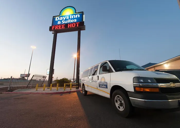 Motel: Days Inn & Suites By Wyndham Laredo