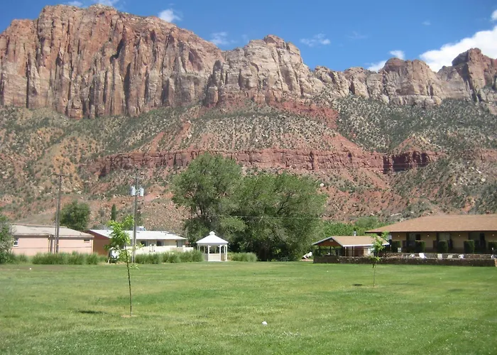 Luxury hotel only: Bumbleberry Inn