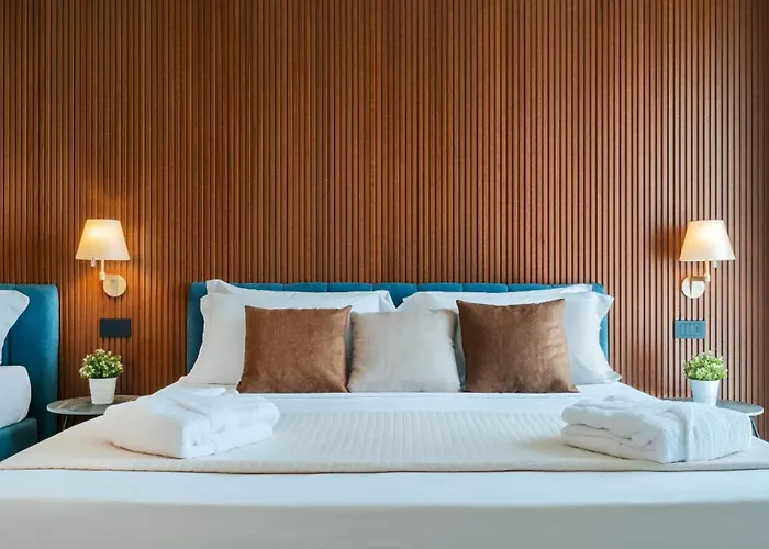 Universal Hotel & Homes