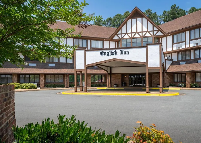 Hotel with pool: The English Inn Of Charlottesville