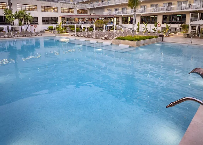 Hotel with pool: Ght Oasis Park & Spa