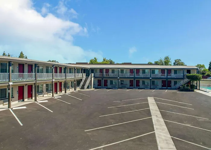 Econo Lodge Woodland Near I-5