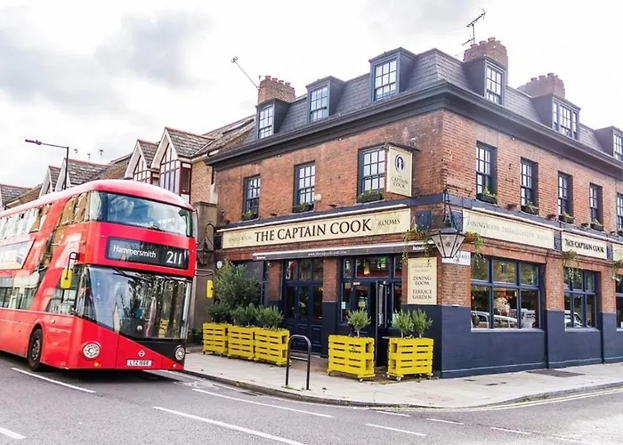 5 star hotel: The Captain Cook