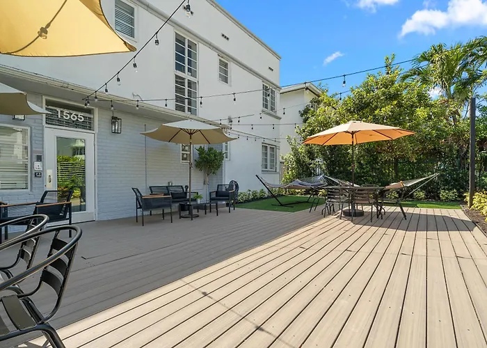 Cheap hotels Baybreeze Apartments By Lowkl