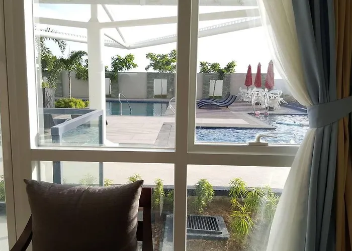 High Ceiling Home By The Pool With Wi-Fi And Netflix
