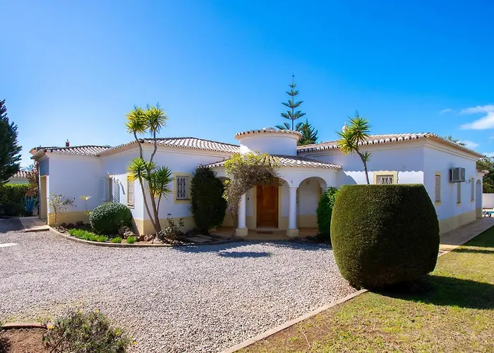 Villa La Pausa - Serene 3-Bedroom Retreat With Heated Pool