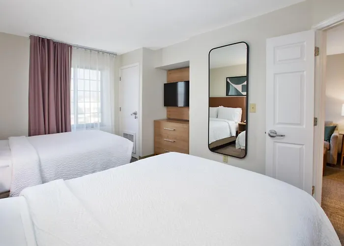 Beach hotel: Staybridge Suites Omaha 80Th And Dodge By Ihg