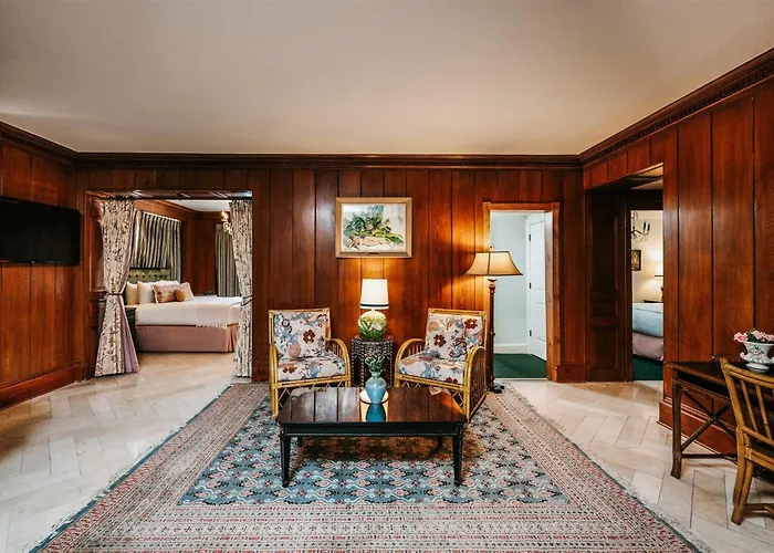Motel: The Pontchartrain Hotel