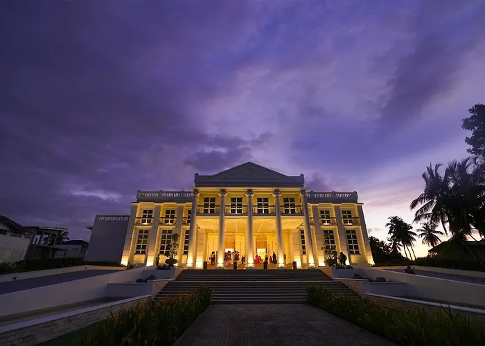 Grandeeza Hotel By Galison