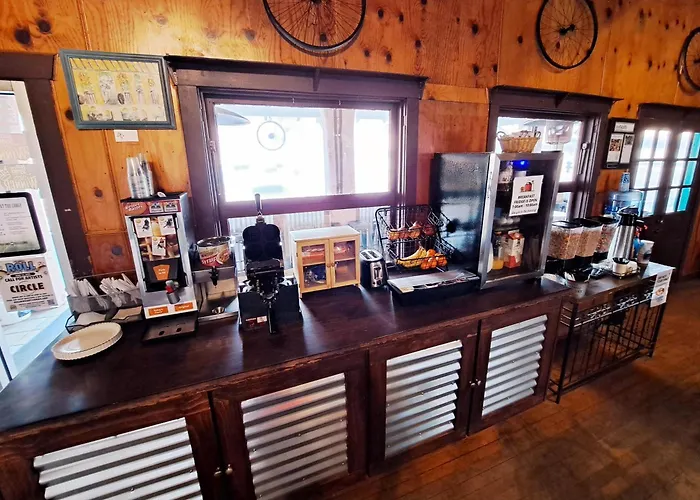 Family Hotel: Buffalo Lodge Bicycle Resort - Amazing Access To Local Trails & The Garden