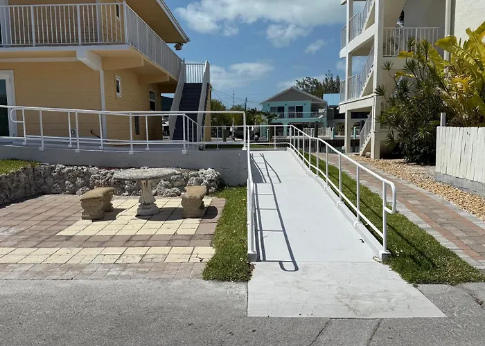 Central hotel: Skipjack Resort & Marina