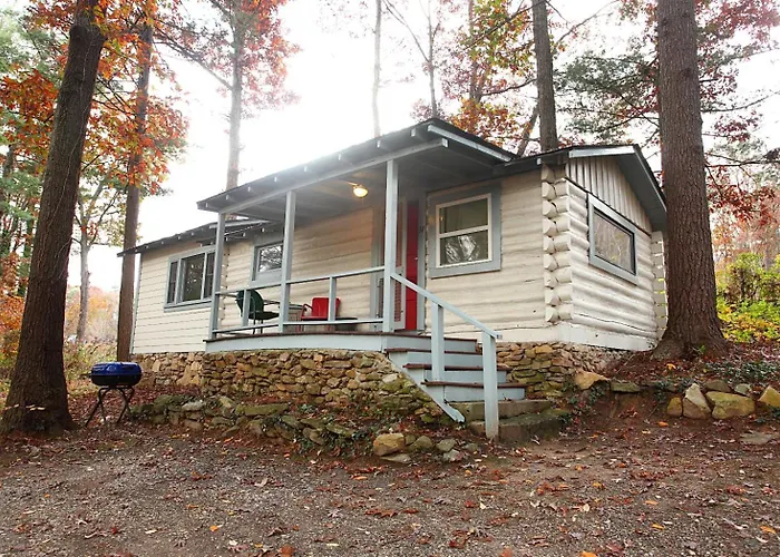 Pet Friendly hotel: The Pines Cottages