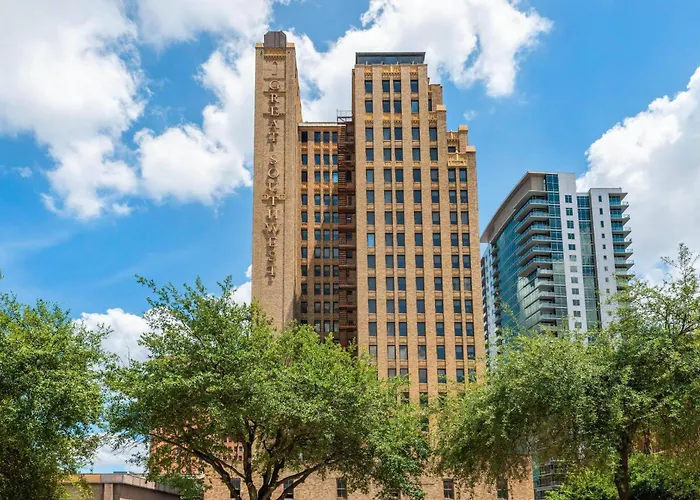 Hotel near College: Cambria Hotel Houston Downtown Convention Center