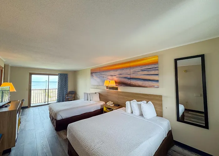 Motel: Days Inn By Wyndham Mackinaw City - Lakeview