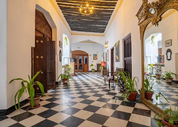 Central hotel: Dhow Palace Hotel