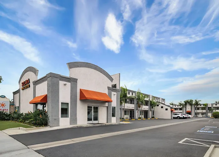 Motel: Solara Inn And Suites