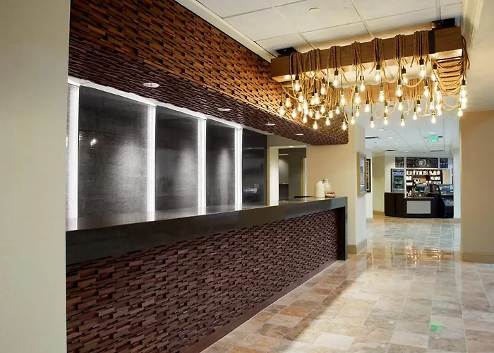 Hotel with pool: Marriott Cincinnati Northeast