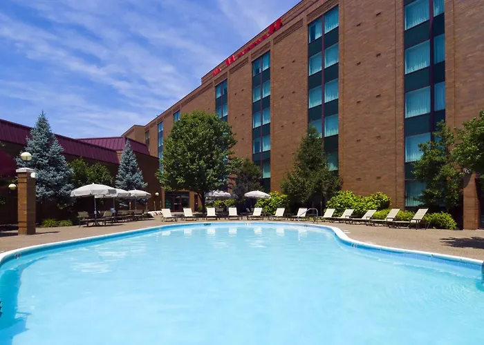 Hotel with pool: Marriott Cincinnati Northeast