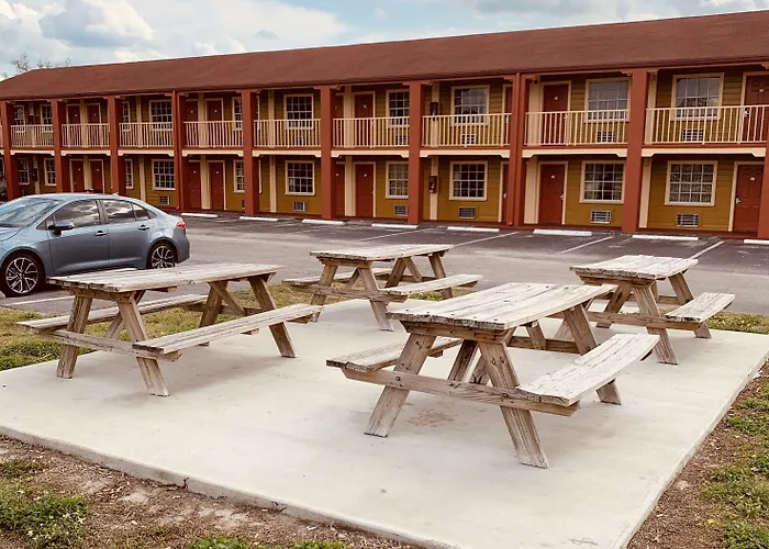 Family Hotel: Econo Lodge Inn & Suites Maingate Central