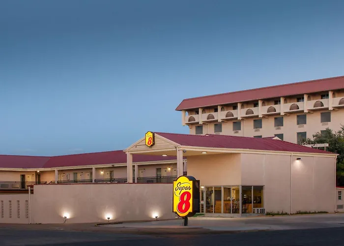 Super 8 By Wyndham Lubbock Civic Center North